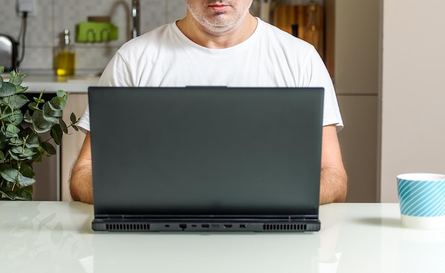 Czy laptop 15,6 cala to najlepszy wybór do pracy i rozrywki?