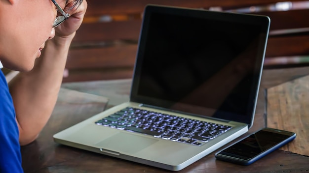 Czym się różni laptop od notebooka i czy to ma znaczenie przy zakupie?