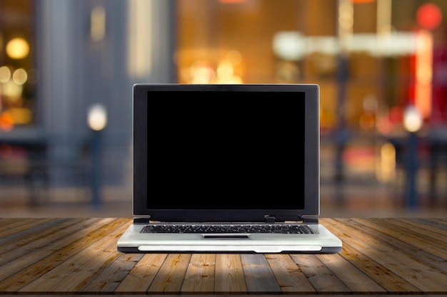 Jaki laptop do 1500 złotych wybrać na studia i pracę?