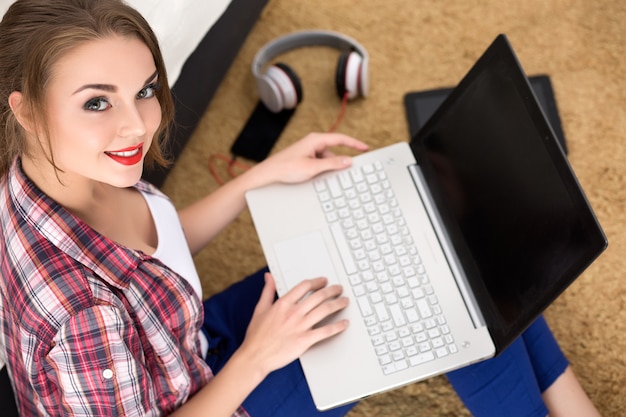 Jaki laptop do internetu wybrać przy ograniczonym budżecie?