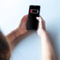 Co może być przyczyną szybkiego rozładowania baterii w telefonie?