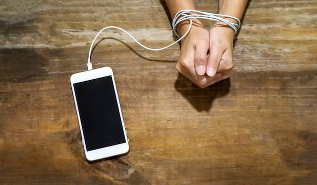 Czy częste ładowanie telefonu szkodzi baterii?