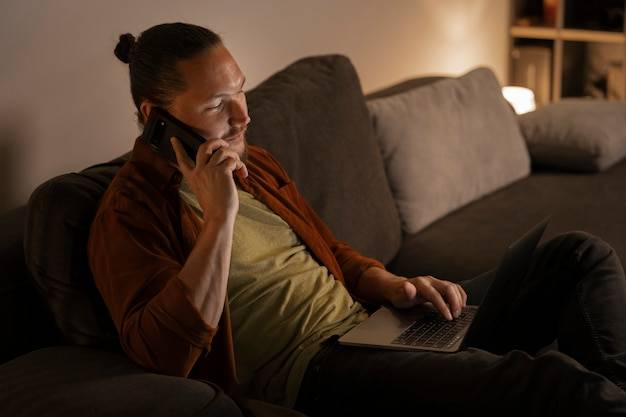 Czy ładować telefon w nocy to dobry pomysł?