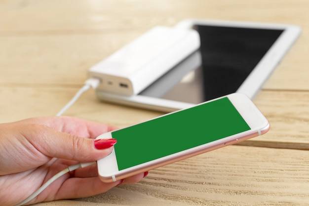 Czy należy formatować baterie w smartfonach?