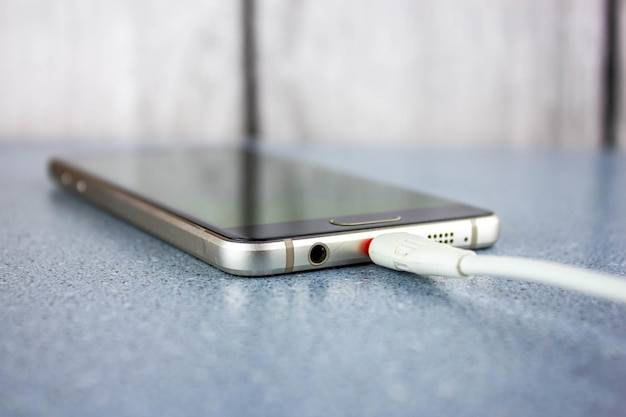 Czy używanie telefonu podczas ładowania niszczy baterię?