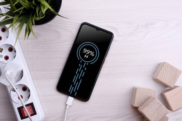 Kiedy najlepiej ładować iPhone podczas codziennego użytkowania?