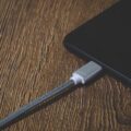 Jak rozładować telefon bezpiecznie dla baterii?
