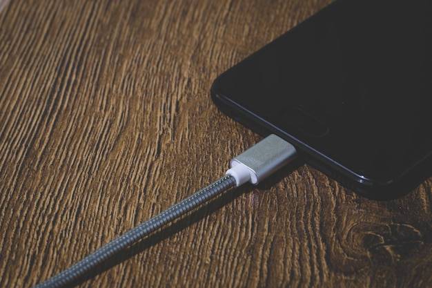 Jak rozładować telefon bezpiecznie dla baterii?