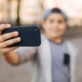 Jaki telefon ma dobry aparat z przodu i na co warto zwrócić uwagę przy wyborze?