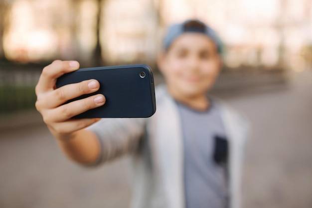 Jaki telefon ma dobry aparat z przodu i na co warto zwrócić uwagę przy wyborze?