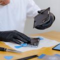 Ile kosztuje przyklejenie ekranu w serwisie telefonów?
