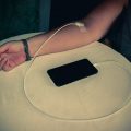 Samsung S20 ładowanie indukcyjne jak włączyć i czy warto korzystać?